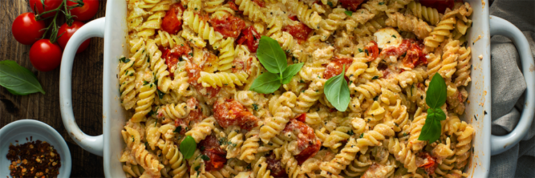 Pasta con queso feta al horno