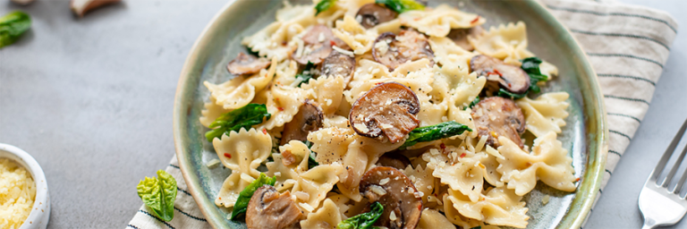 Pasta con champiñones y espinacas