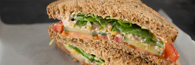 Sándwich de atún y alubias blancas